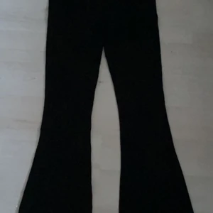 Stretch bootcut byxor - Stretch bootcut byxor från Gina Tricot! Jättestretchigt tyg och det är super bra skick! Aldrig använt! ❤️