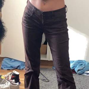 Ett par mörkbruna low waist jeans som är väl bevarade.Dom är i storlek 34 och sitter super snyggt! Jag är 1.63 och passar perfekt hade passat bra till någon som är lite längre också. Har möjlighet att möta upp om du bor u Stockholm.💕
