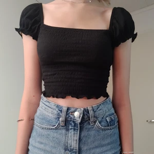 Svart puffärm topp - Säljer den här croppade svarta puffärm topp. Jättebra skick. Frakt: 29kr med köp nu annars 26kr. Passar XXS-XS💫