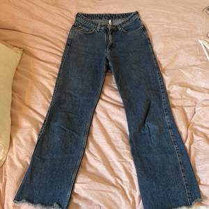 Weekday jeans i modellen Row. Skulle säga att det är en blandning mellan wide/straight. Storlek 27/32. Passar mig som är 175 cm och har S/M i storlek. Säljer på grund av att jag använder dem för lite.