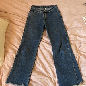 Weekday jeans - Weekday jeans i modellen Row. Skulle säga att det är en blandning mellan wide/straight. Storlek 27/32. Passar mig som är 175 cm och har S/M i storlek. Säljer på grund av att jag använder dem för lite.