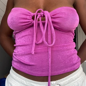 Lila croptopp - Kattig lila skimrig topp som går att knyta på olika sätt | Fint skick endast använd en handfull gånger | köpare står för frakt ❣️