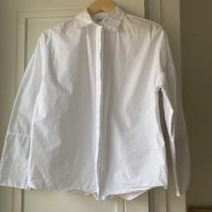 Den perfekta oversized vita skjortan feån Stockh lm Studio (MQ) Strl XS men passar även S då den är rymlig. Inget att anmärka på i skicket, den är kritvit förutom lite gulnad vid kragen (se sista bilden), därav billigt pris!