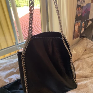 Svart väska - Svart scorett väska!🖤 Mycket använd men fortfarande i bra skick och INGA skador på! Nypris 599kr