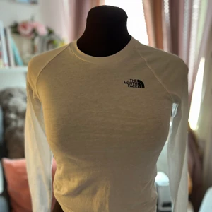 North face tröja - Fin the north face tröja i junior storlek S, litet hål i armhålan 