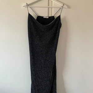 Glittrig klänning  - Figurnära klänning från Nelly. Använd en gång så i nyskick! 