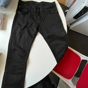 Tiger of sweden jeans - Lågmidjade svarta raka jeans från Tiger of Sweden🐯 (Första bilden är närmast den verkliga färgen).