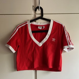 Adidas originals cropped - Säljer en adidas originals croptop i storlek M. Säljer pga inte så bekväm i croppad. Har använt max 3 gånger.    Nypris 349 Säljer för 160