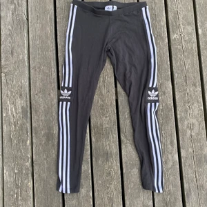 Adidasleggings som nya - Knappt använda adidasleggings  Storlek M  Kan mötas upp eller skicka spårbart :)  