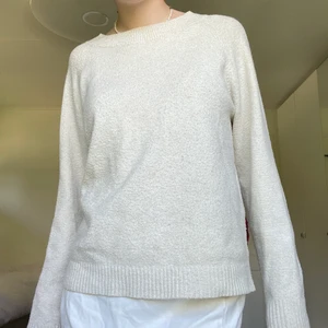 Stickad tröja  - Tunn Stickad tröja från vero Moda, lite nopprig men annrs i bra skick. Frakt tillkommer 
