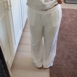 Vita linnebyxor  - Säljer mina jättesköna och snygga linnebyxor som tyvärr inte kommer till användning längre !!🤍🤍 köparen står för frakt 