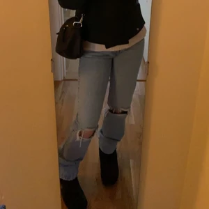 mid waist zara jeans - Säljer dessa midwaist zara jeans med hål i, näst intill oanvända därför i väldigt bra skicka! Köp för 150 plus frakt 