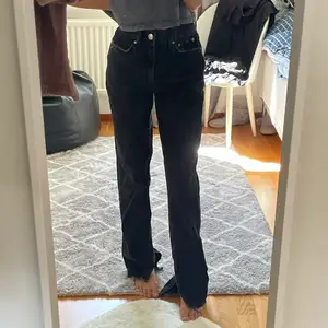 Snygga jeans som är slutsålda. Byxorna har en slits(bild 3) Aldrig använda, kände att det inte är min stil❤️ Är lite osäker om jag vill sälja dem. Men tveka inte att skriva vid frågor! Köparen står för frakten!❤️ Ser exakt ut som de kända byxorna från Zara!