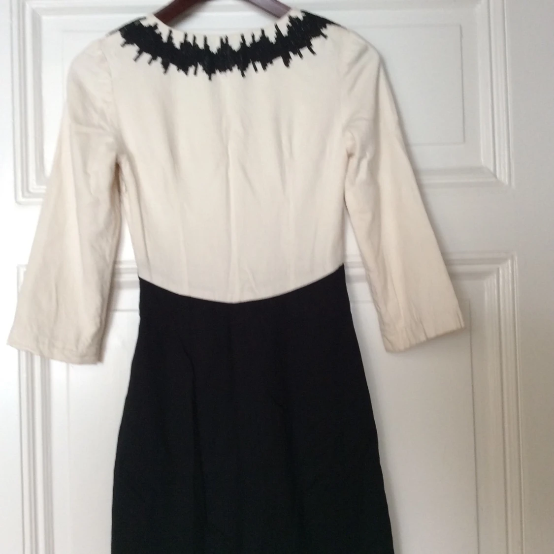 Svart/vit klänning med svarta pärlor (dekoration på framsida)  - 90