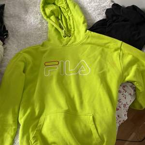neongrön Fila hoodie, ej tvättad på bilden men har några mindre fläckar. Storlek S 