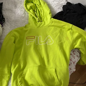 Hoodie  - neongrön Fila hoodie, ej tvättad på bilden men har några mindre fläckar. Storlek S 