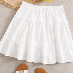 Söt vit kjol - Jättesöt vit kjol som aldrig kommit till användning💕 skriv om ni är intresserade eller har frågor 