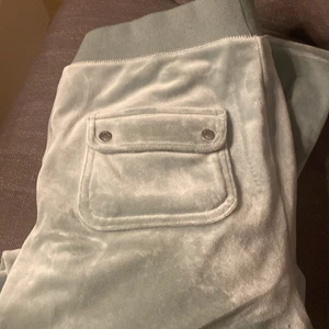 Juicy Couture  - Säljer mina Juicy byxor i färgen Chinois green. (Kan mötas upp bara i Göteborg, men funkar med frakt men det blir ungefär 50kr extra). Dom såg lite skumma ut i första bilden men skriv privat ifall du vill ha fler bilder.