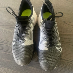 Nike Tempo Next 41 - Ett par Nike tempo next i storlek 41 som är i princip oanvända. Fantastiskt skick och lång livslängd kvar. Passar som temposko samt mängdsko för löpning. 
