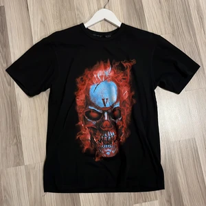 Vlone skully red tee - Använd någon enskild gång. Köpt på vlones hemsida under ett av deras drop. Tröjan är precis som ny och är i storlek S. True to size. Köpt för 1800kr. 
