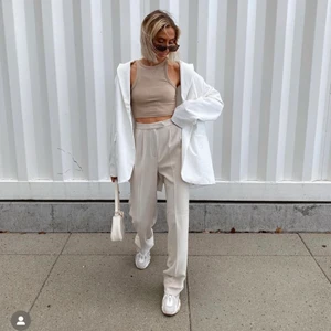 beiga kostymbyxor  - Otroliga kostymbyxor från NA-KD. Perfekt längd och färg! 