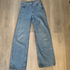 Monki jeans - Blåa Monki jeans i modellen yoko. Fint skick, inte mycket använda. Storlek 24