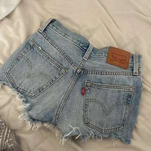 Levis shorts  - Jeansshorts från levi's, populär modell. Aldrig använda pga fel storlek. Nypris 799:-