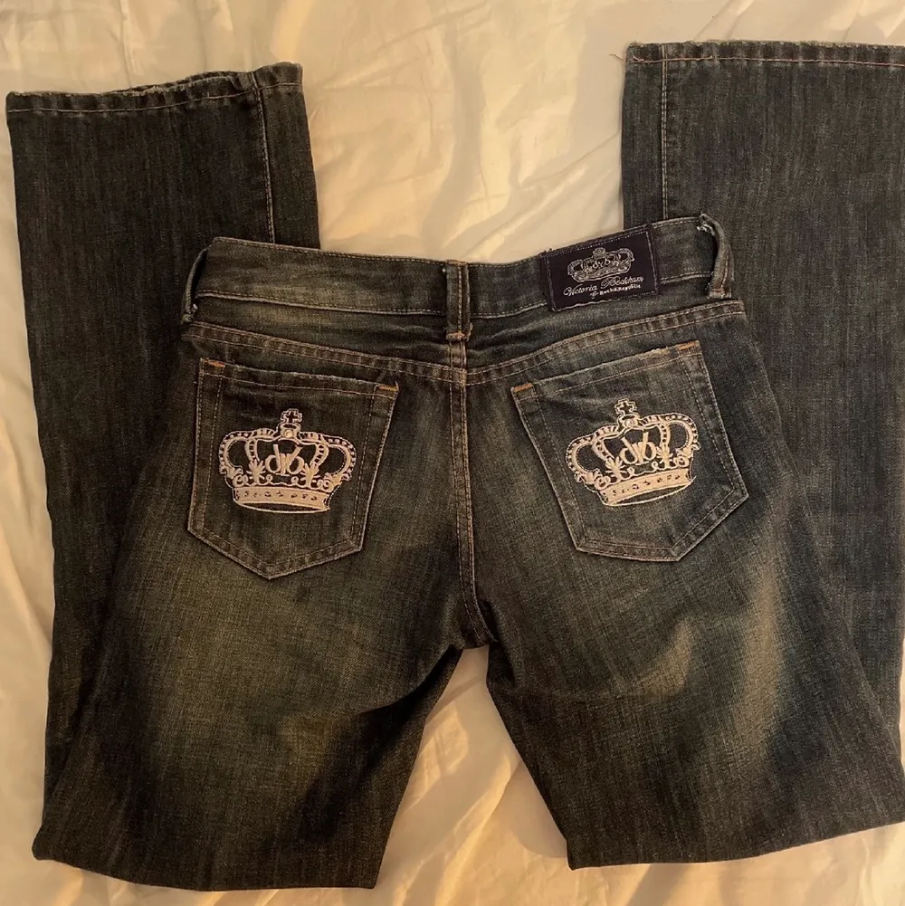 Säljer min Victoria Beckham jeans, pågrund av att de är försmå. För fler bilder elr frågor kontakta mig. Köparen står för frakten o betalar endast med Swish!💗 ( tryck inte på köp direkt) . Jeans & Byxor.