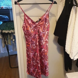 Spring fling klänning  - Helt oanvänd, prislappen är kvar. Från bikbok Finns i sthlm, kan mötas för överlämning Snabb försäljning prioriteras 
