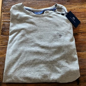 Gant tröja (prislapp kvar) - Gant tröja stl 170 cm (S)  Nypris 500 kr  Oanvänd gant tröja med prislapp kvar. Säljer en helt by gant tröja eftersom den inte passar mig längre. Färgen är lite mot det ljusare hållet då den blev lite mörkare på de två sista bilderna pga dåligt ljus.