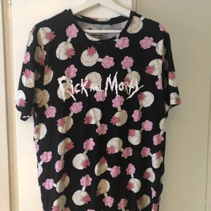 Säljer T-Shirts - T-shirts, Ser lite rynkiga ut men lade en resemans stryckjärn (lade dem under madrassen för att stryka) Rick and morty - XL.     50kr  