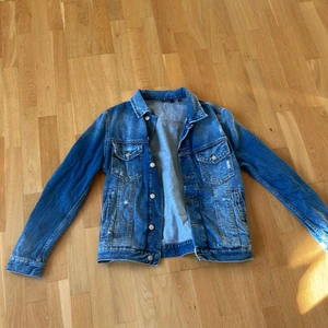 Antony Morato Jeans Jacka med färgstänk Strl 46/S - Jeansjacka ifrpn Antony Morato med färgstänk, liknande till dsquared’s stil.