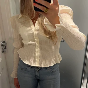 Väldens finaste blus - Använd vid endast ett tillfälle och inga defekter🤍 Jätte skön och snygg. Älskar färgen som är en ”varmare” vit färg☺️Passar S/M
