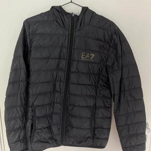 EA7jacka -  Säljer min EA7 jacka som är i storlek S och är i bra skick men använd. Jag har inte användning av jacka längre eftersom de inte riktigt är min stil, men är en snygg jacka som passar till det mesta.