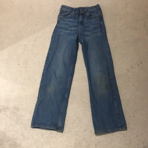 Blåa jeans! - Snygga blåa jeans, fläck på ena knät så därför blir dem billiga+frakt