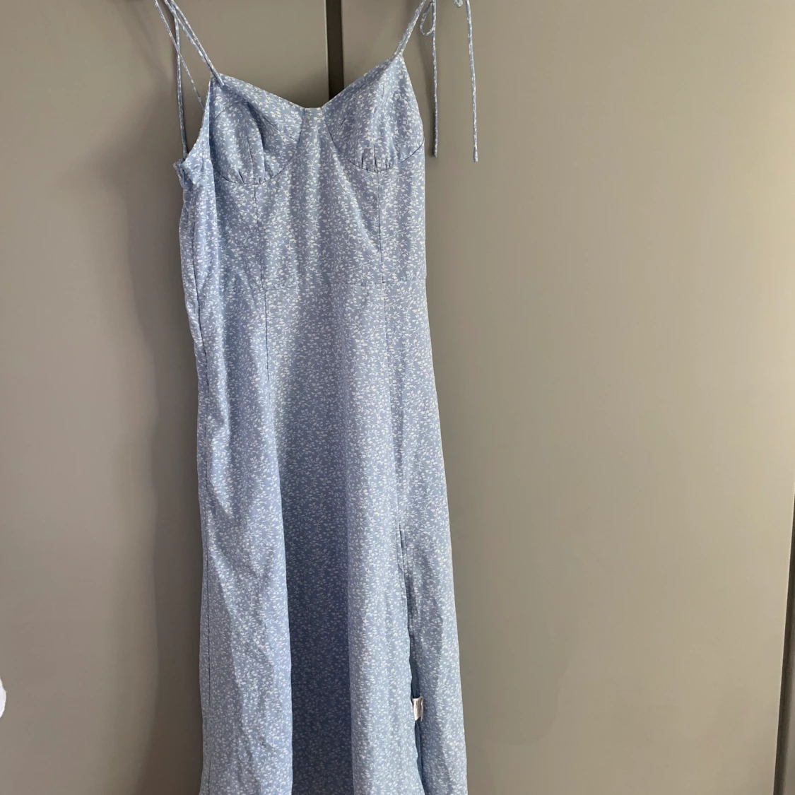 Blå klänning med vita blommor 