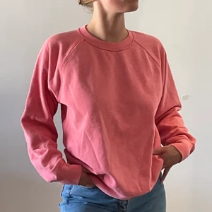 College shirt - College tröja strl M. Säljer pga flytt 💕 pris kan diskuteras. Kan även frakta