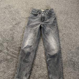 Fina mörkgråa jeans som är lite liten i storleken. Använd 1-2 gånger.