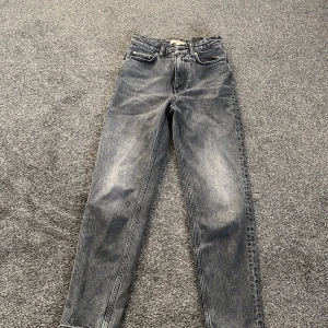 Storlek 32 - Fina mörkgråa jeans som är lite liten i storleken. Använd 1-2 gånger.