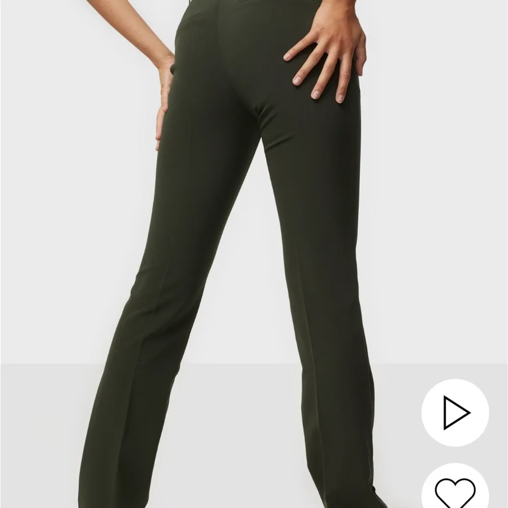 Säljer mina (gröna) neo noir Cassi F pants, de är tyvärr försmå för mig i låren, slutsålda i de mindre storlekarna, nypris 699, köpta i våras. Jeans & Byxor.
