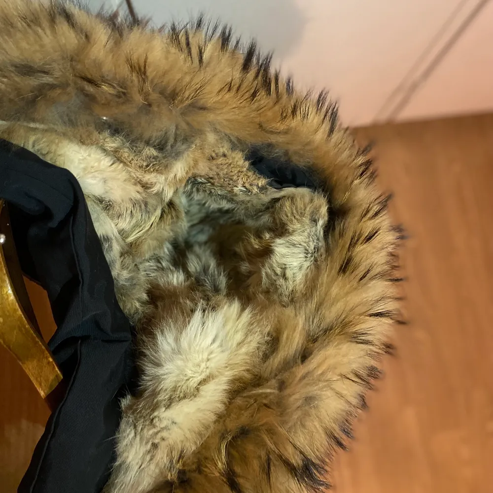 Säljer jackan i fint skick då den är använd 1 vinter. Den är även kemtvättad. Säljer den för jag ska flytta och behöver bli av med den så pris kan diskuteras😊 (Dunjacka subway real fur). Jackor.