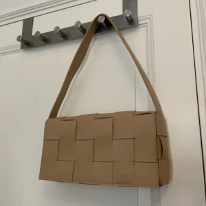 Nelly Axelväska - Sällan använd, mycket fint skick!