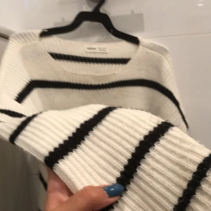 Stickad kofta/tröja - 20kr +frakt (frakten kostar 39)💓 Säljes för att jag inte använder längre. Fint skick och absolut inge fel på den😻 storlek 152 men kan kännas större.💕 Tvättas innan jag skickar +postbevis sen🫶🏼 