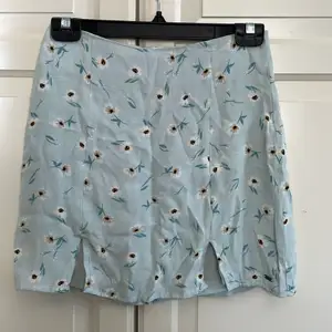 Kort somrig kjol från pull&bear. Inköpt för två år sedan men är i väldigt bro skick då den knappast är använd. 