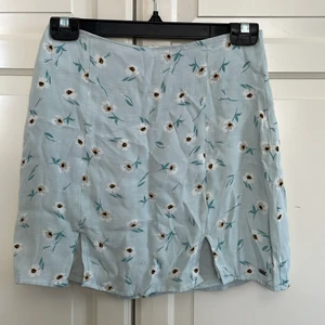 Kjol pull&bear - Kort somrig kjol från pull&bear. Inköpt för två år sedan men är i väldigt bro skick då den knappast är använd. 