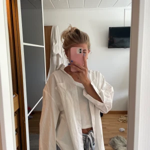 Vit skjorta - Säljer denna ”lite” oversized skjortan🥰Helt nytt skick, endast använd 1 gång! Så bekväm och snygg, men säljer då den inte kommer till användning!🥰💗🌸köparen står för frakten!