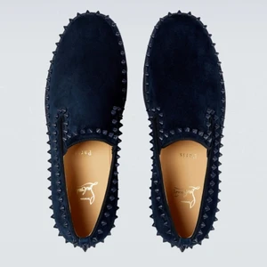 Louboutin i nyskick stl 44 - Low-top suede slip-on sneakers in navy. Signature stud detailing throughout.  · Elasticized gussets at vamp · Buffed leather lining · Signature red rubber sole  Supplier color: Marine/Marine mat Upper: leather. Sole: rubber.  Made in Italy.     