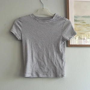 Randig tajt t-shirts  - Randig tajt t-shirts från h&m har en liknande svart som ligger uppe 