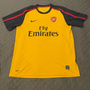 Arsenal tröja - St L  (cond 10/10)  Arsenal 2009 Away  Slutsåld över allt, resell på Ebay för 550kr i storlekarna XXL,  Jätte fint material inga skador,