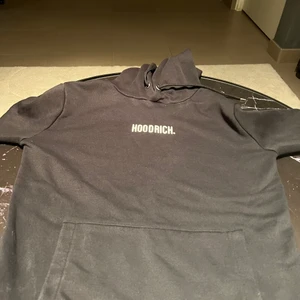 Hoodrich tracksuit S - Hoodrich tracksuit i storlek s använd 2 gånger, säljer eftersom att det inte är min stil längre.